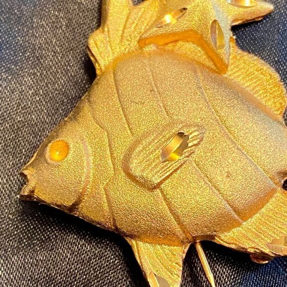 Adorable Gold Tone Goldfish Pin! - Picture 6 of 7